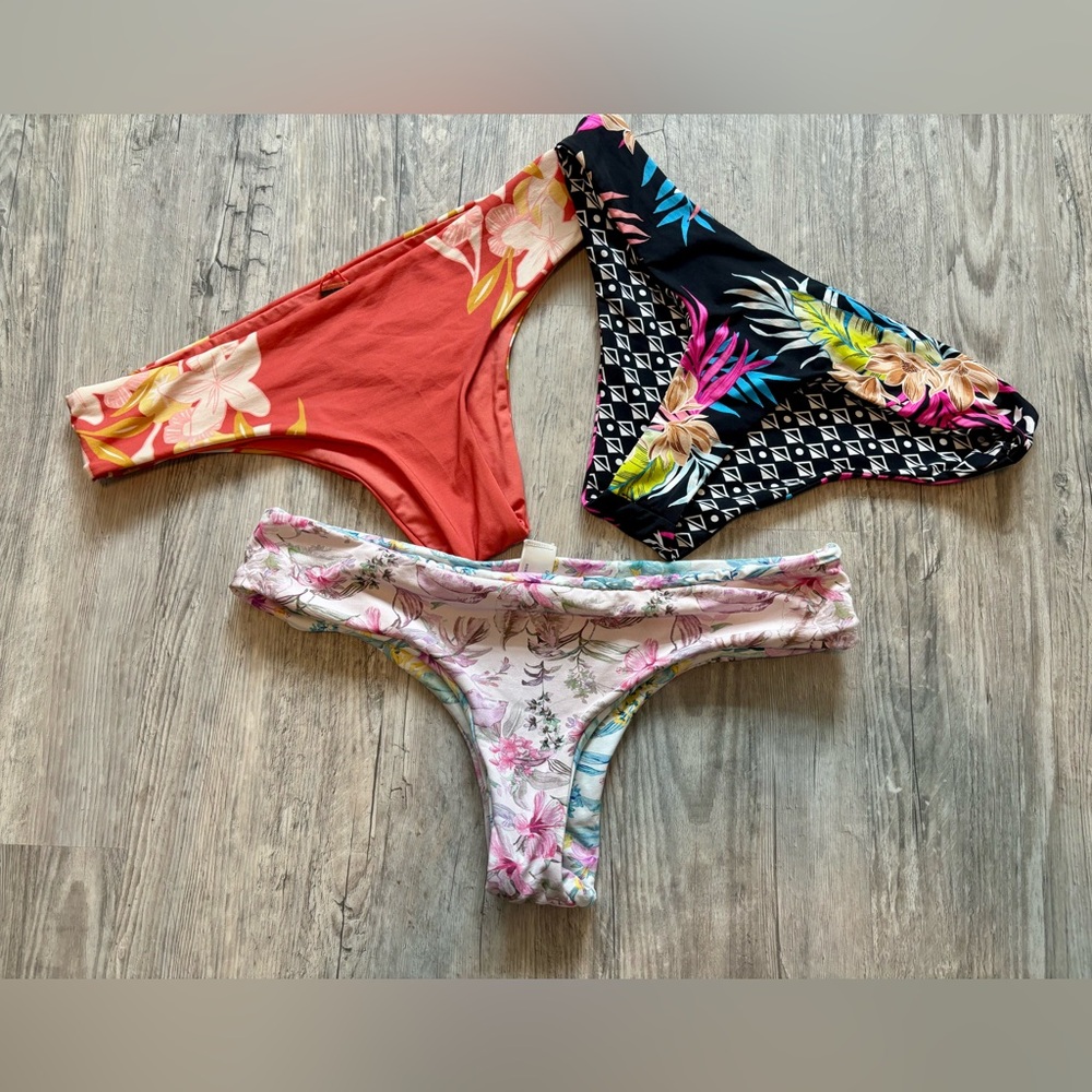 💥BUNDLE💥 Hurley Cheeky Reversible Hipster Bottoms (3) - Size: M